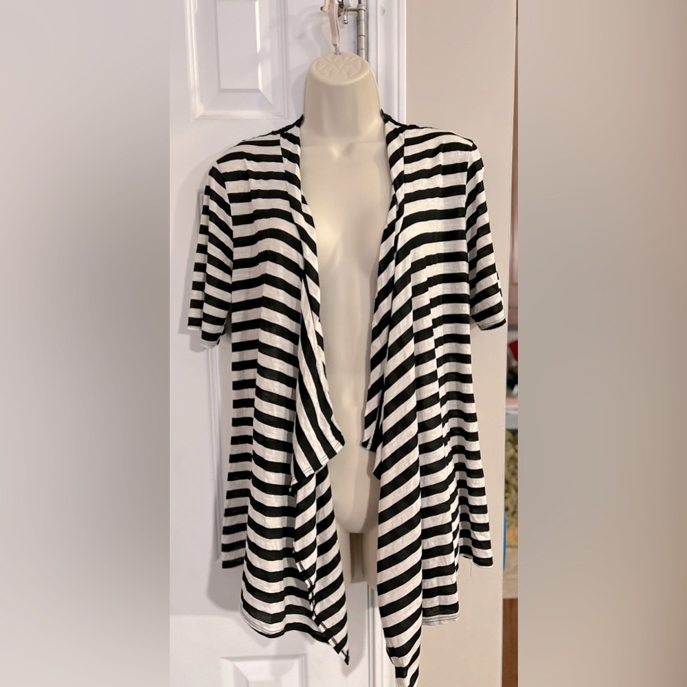 Thanx Collection M ladies short sleeved drapey cardigan w/ lace inset in back